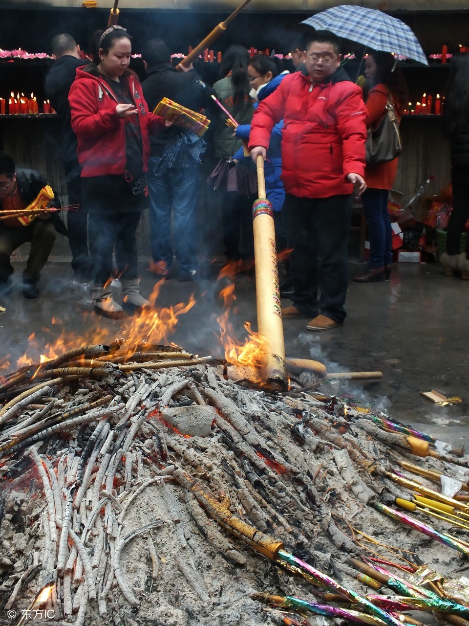 上万市民抢烧头柱香现场人山人海烟雾缭绕网友变味了