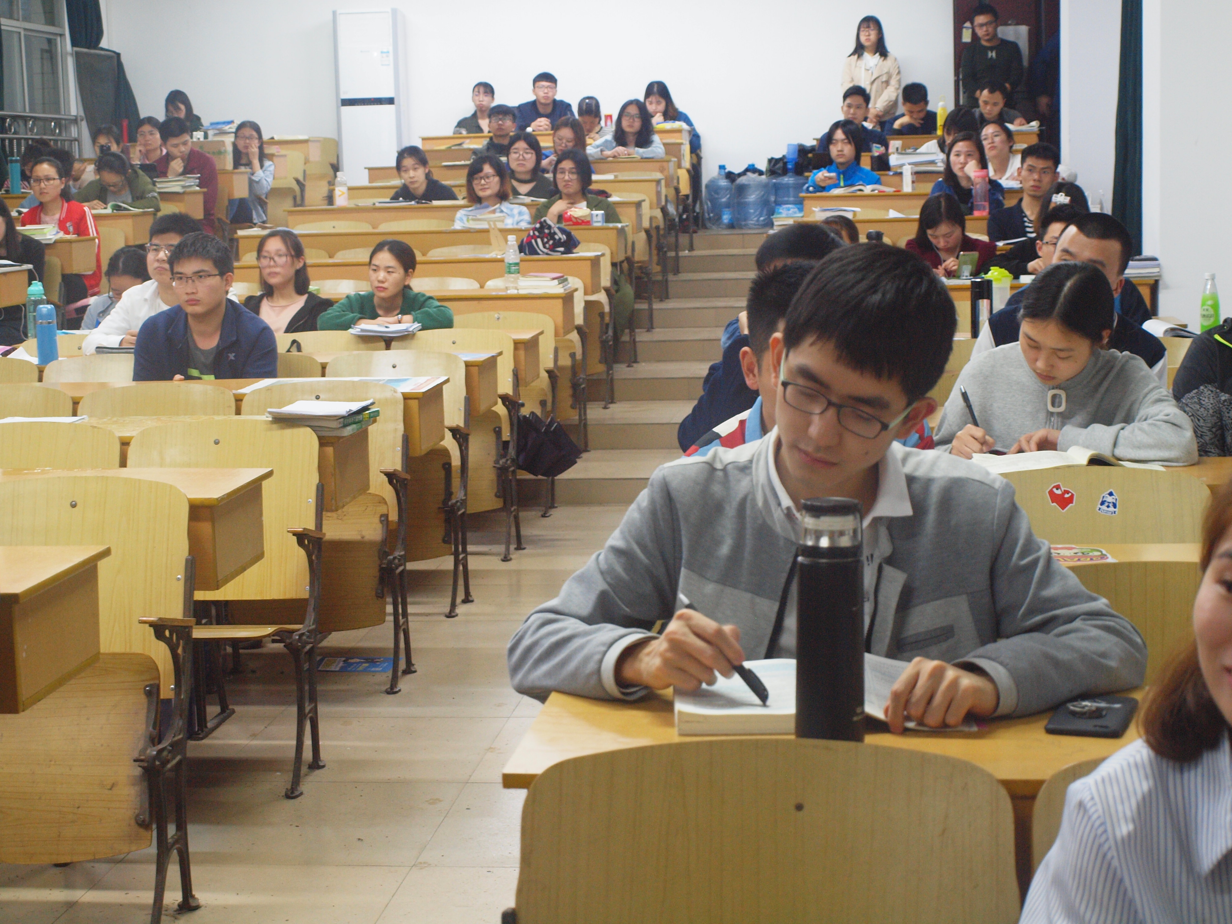 交流会于晚上七点在考研自习室举行,本次交流会有政治与法律学院党