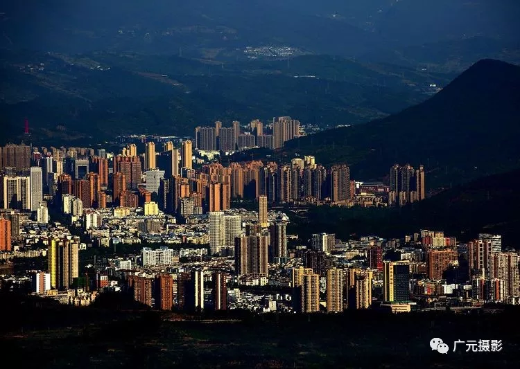 南河,兩江口遠處山頂,廣元盤龍機場鳳凰樓,遠處的西成高鐵及蘭渝鐵路