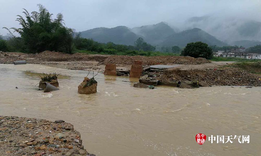 廣東江門恩平普降大暴雨 路橋設施被洪水沖毀