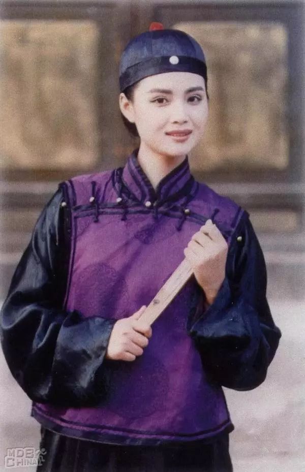 1990年,茹萍与大自己18岁的奚天鹰结婚
