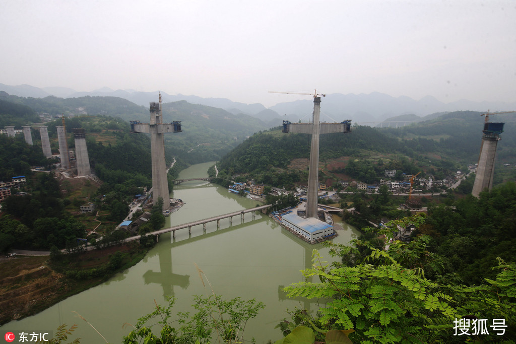 黔張常鐵路阿蓬江特大橋位於重慶市黔江區舟白鎮縣壩社區. 全長1360.