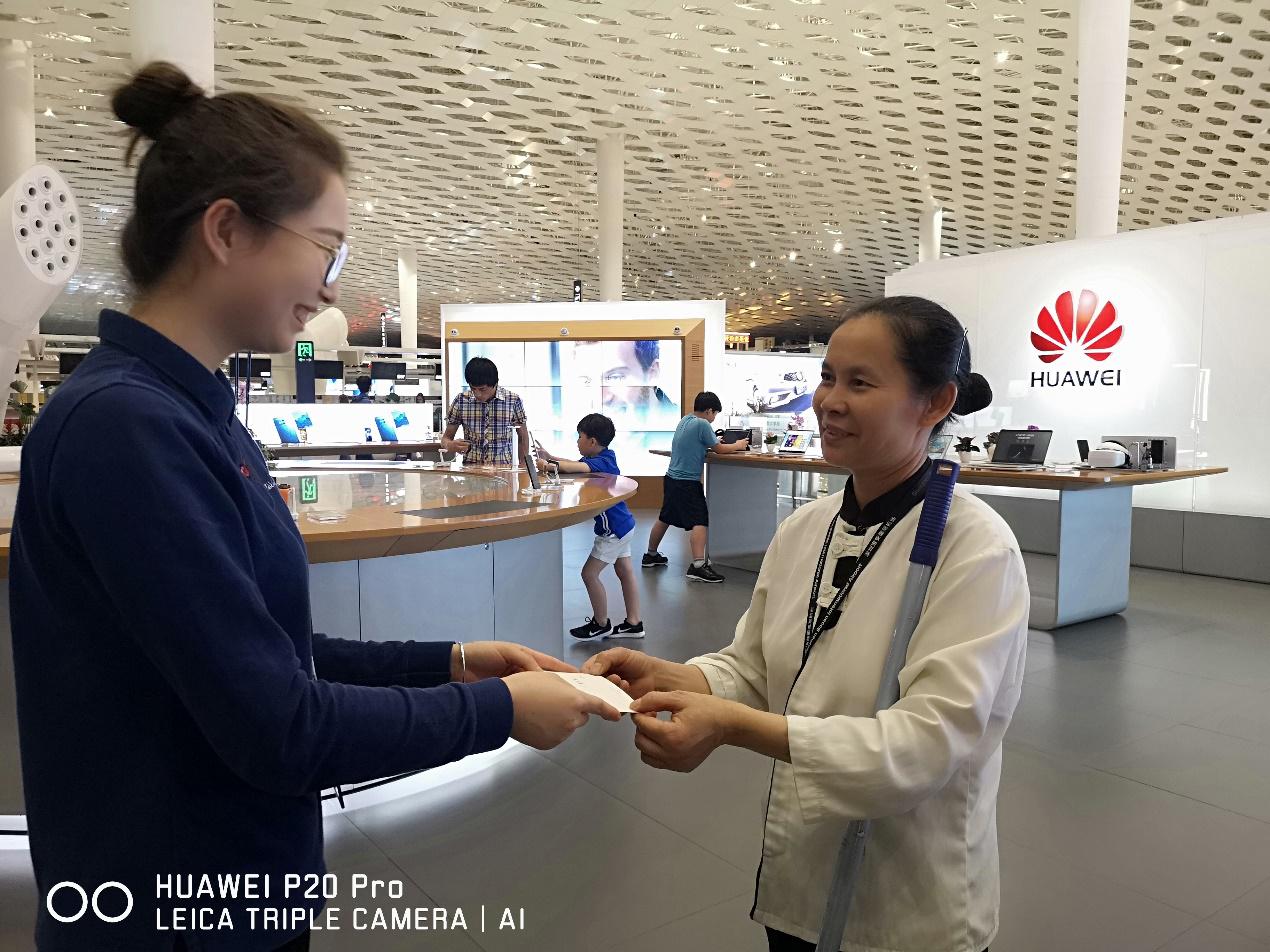 在华为深圳机场体验区里,除了接待每天络绎不绝的众多消费者,还有负责