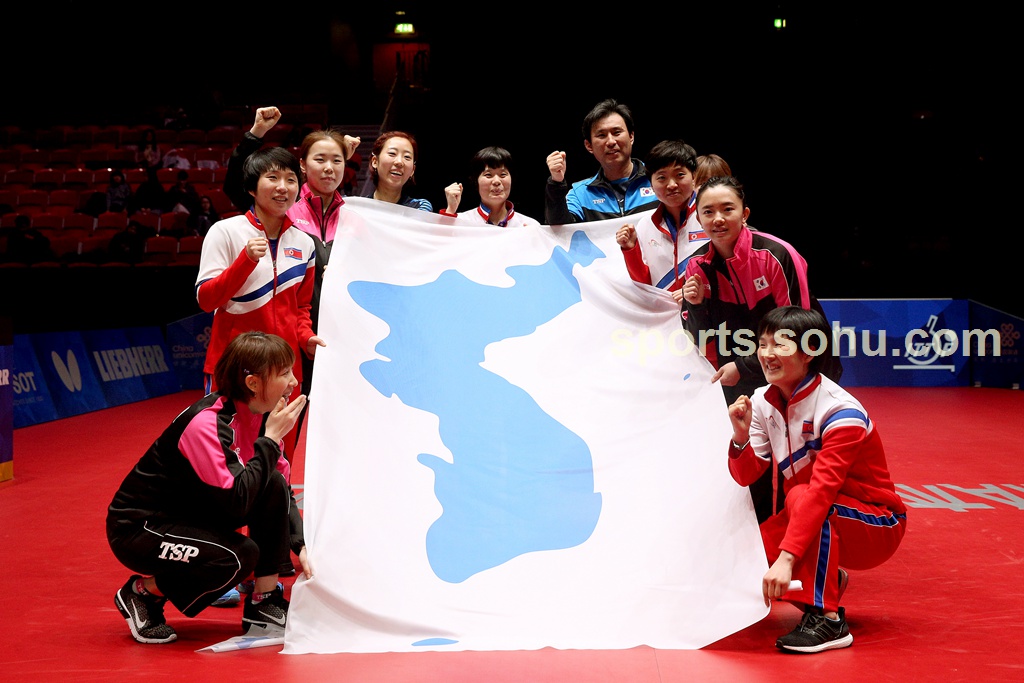 高清:朝韩联队赛后紧紧拥抱 共同在旗帜上签字