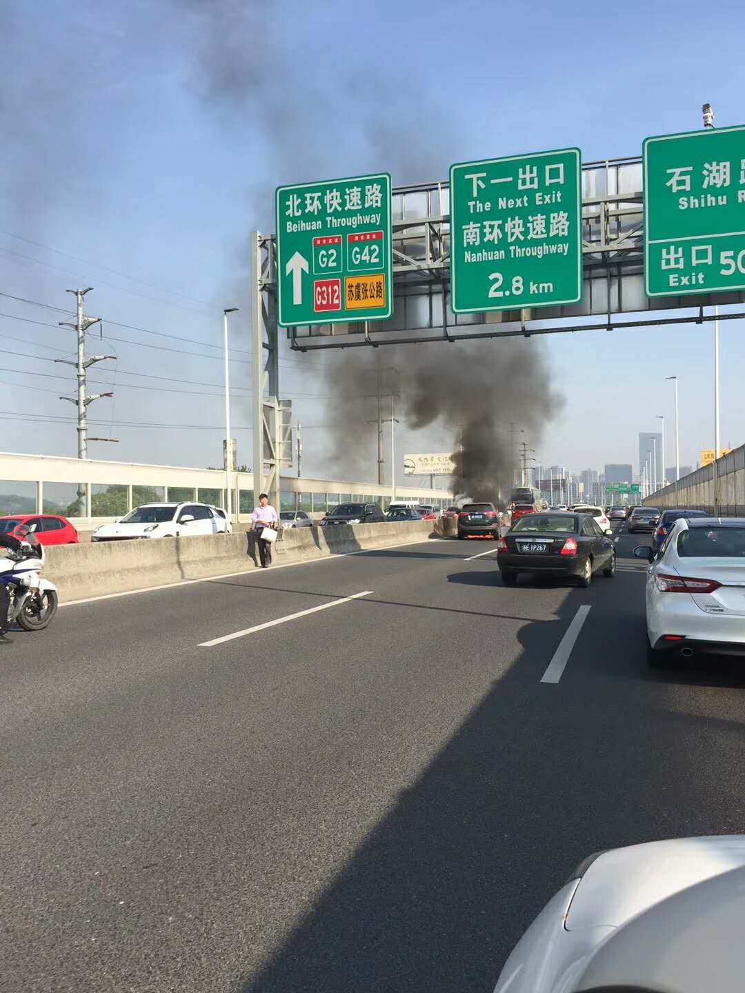 今天早上友新高架堵车的原因找到了!天气越来越热,这个问题一定要注意