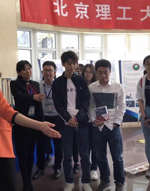 王俊凯现身高校参加活动,校长围观拍照秒变迷弟