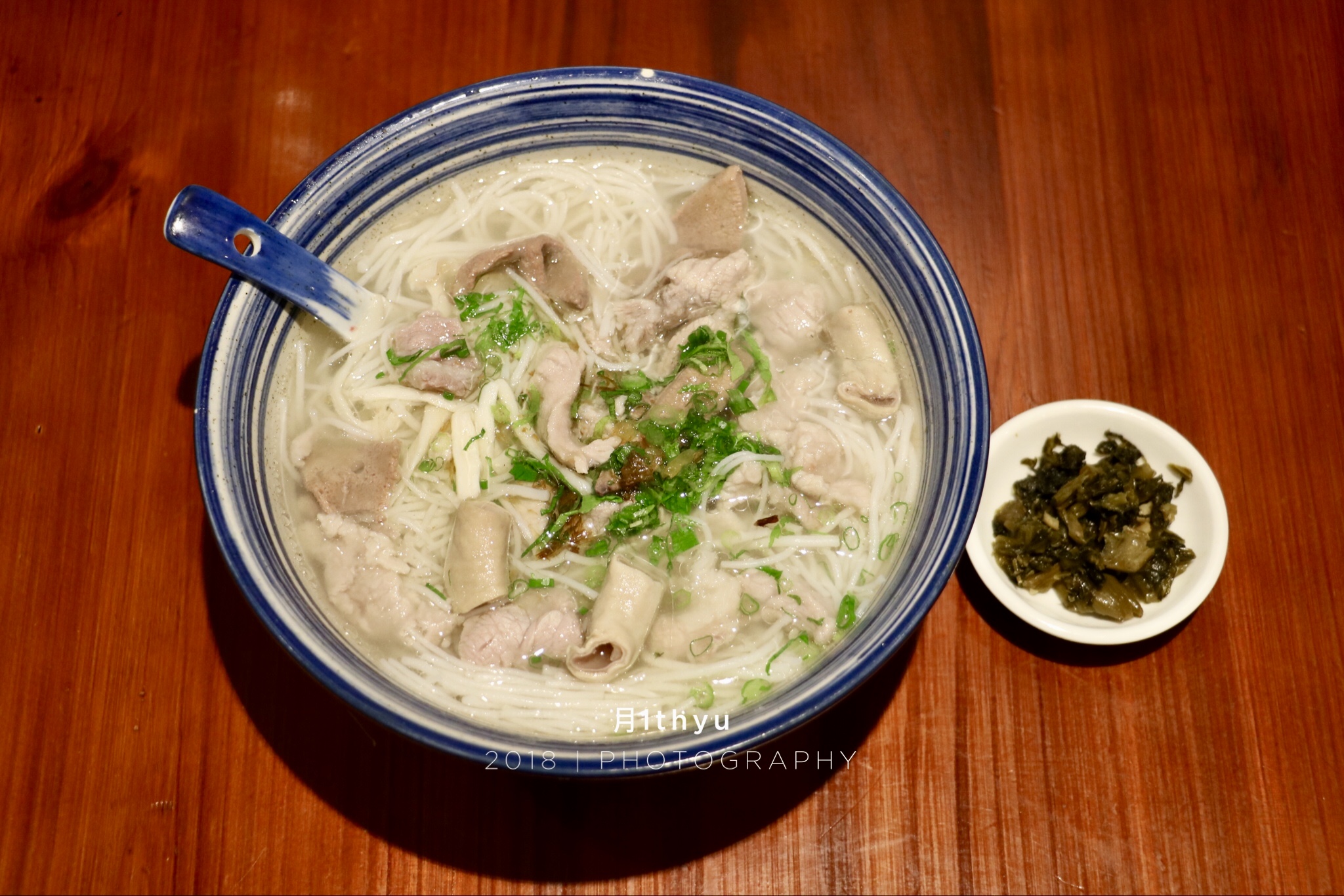 其實這裡還有著許多小吃養生豬雜湯,牛肉兜湯,滷味三拼,手工餈粑等