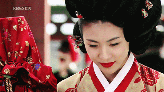 所以才更佩服那些在韩剧里,穿着华美后装的漂亮女人们!像河智苑!