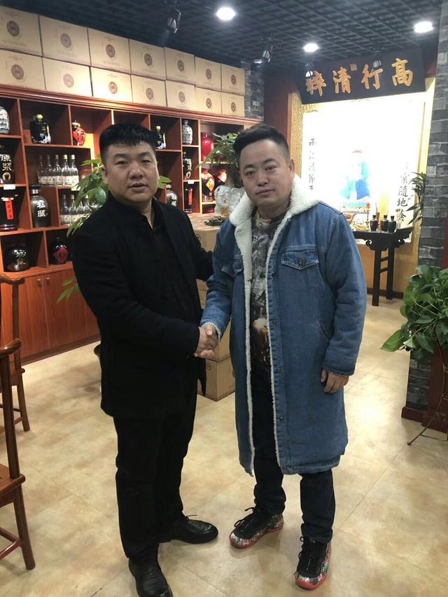 星光大道动力兄弟歌手李涛与北溟酒业董事长杨海斌合影北溟酒品牌于