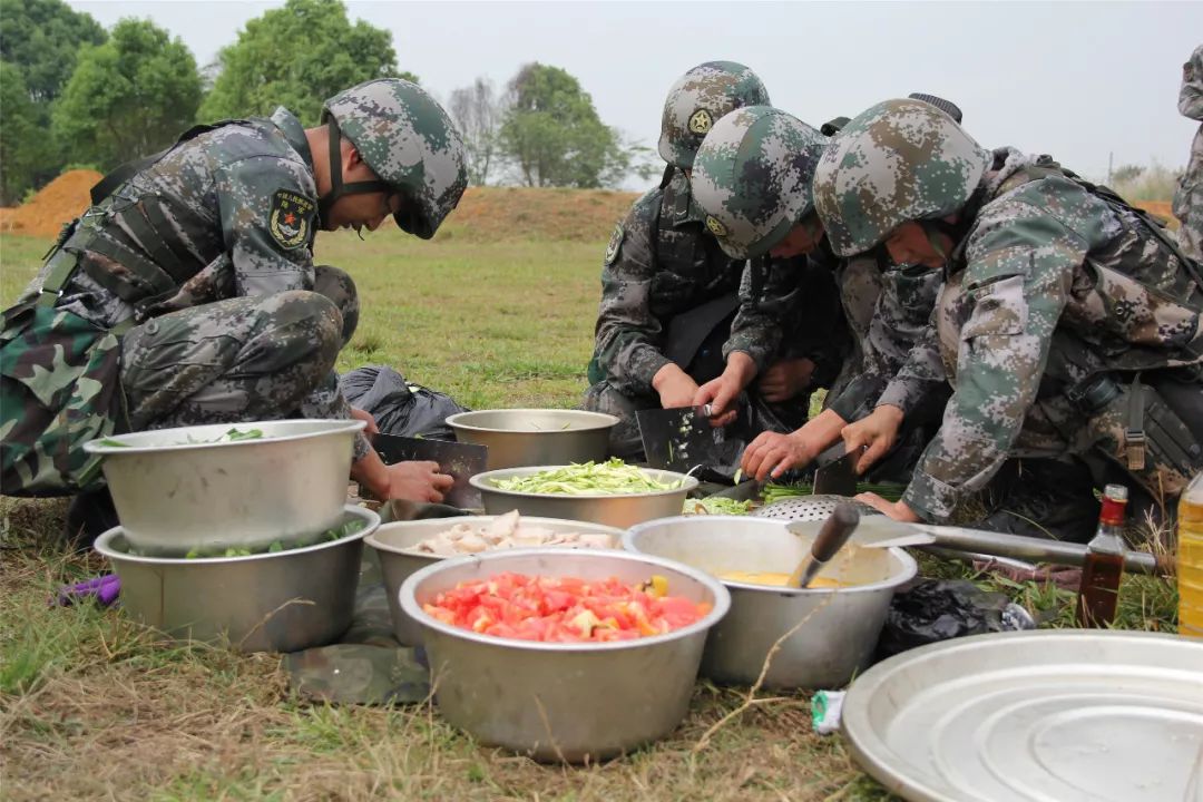 新大纲对部队后勤保障训练提出了新的要求,不仅要提高炊事员野战炊事