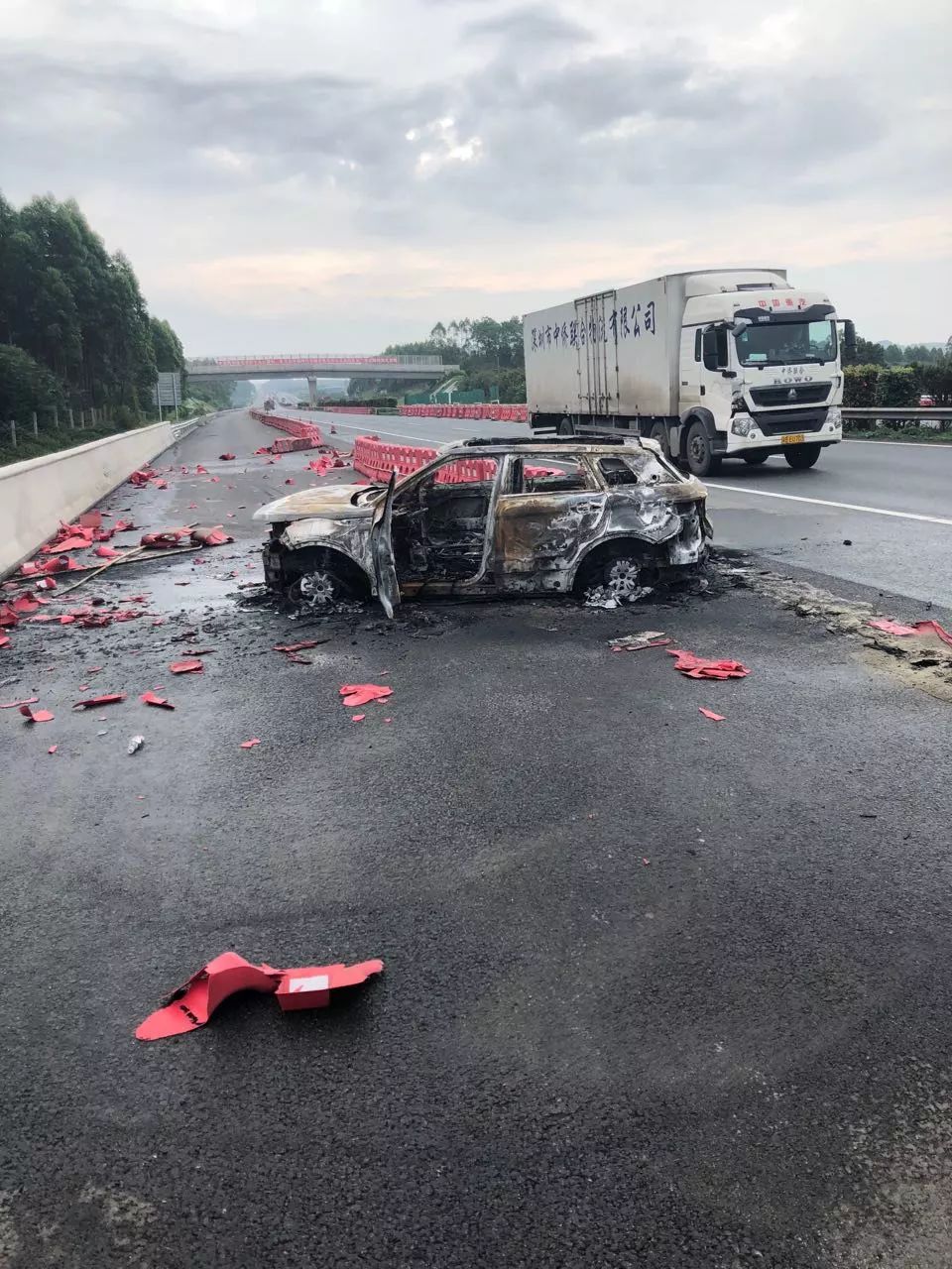 实习司机在泉南高速发生车祸;因不懂方位,只能眼看小车自燃成空壳!