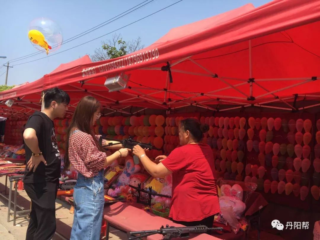 气球射击,射中数量越多,兑换礼品越丰富