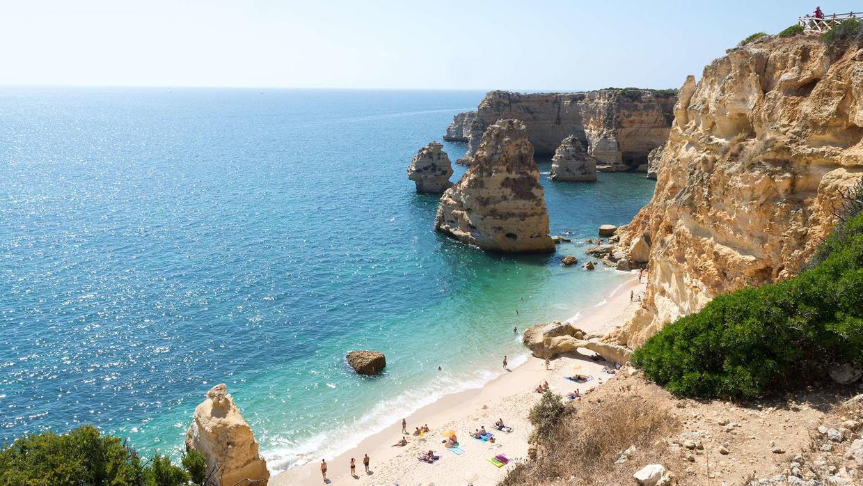 9月最佳:海军海滩(葡萄牙)位于葡萄牙拉戈阿市,一面是悬崖,一面是沙滩