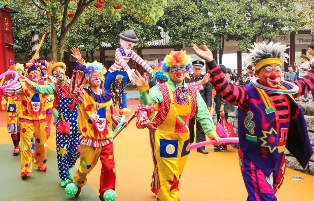 夢幻谷夢幻馬戲團夢幻谷小人舞明清宮苑酷炫飛車爆笑歡樂,讓橫店全是