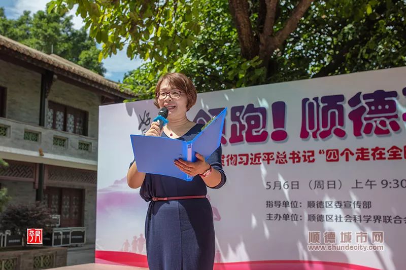 靳丽朗诵的《大美凤城》带着我们一起发现顺德的魅力所在,在这首诗里