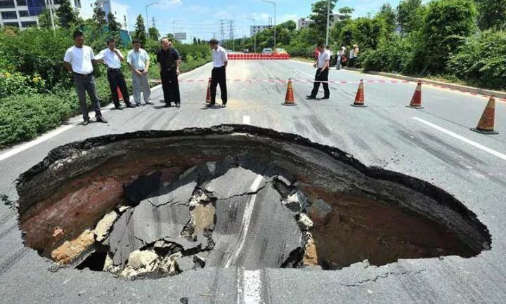 全州文桥镇地面沉陷大坑已经有车翻了万分危险