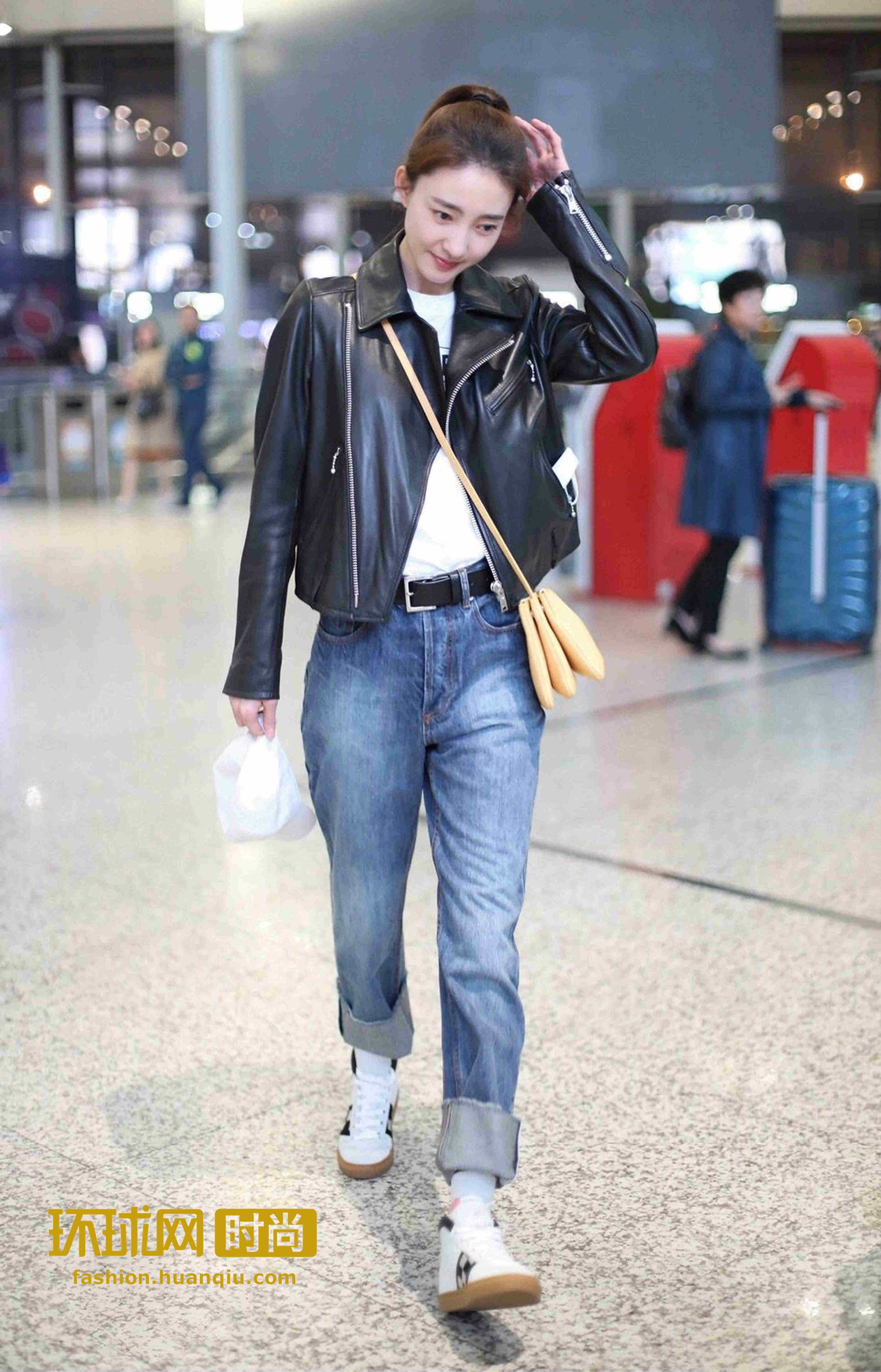 素颜女神王丽坤在近期机场穿搭,则以简单的白t仔裤,外搭黑色机车
