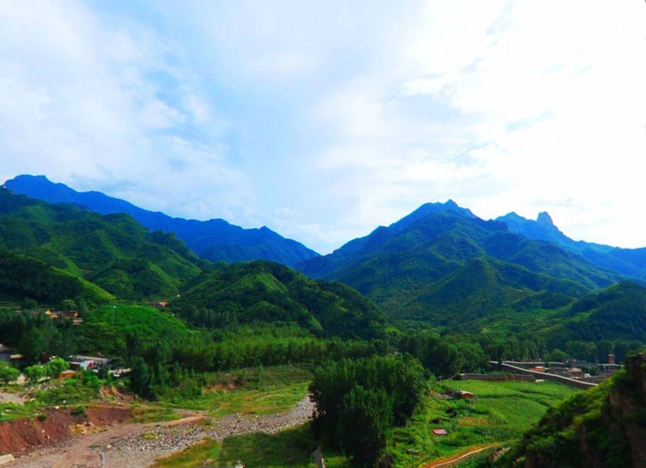 北京雾灵湖度假村内设雾灵湖宾馆和雾灵湖餐厅,位于密云县遥桥峪水库