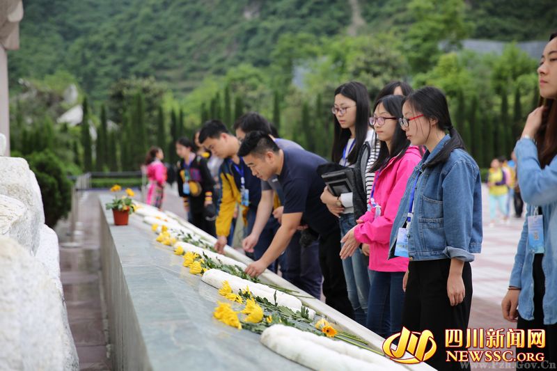 奋进巨变展望探访映秀漩口中学地震遗址全国网媒向遇难同胞献花祭奠