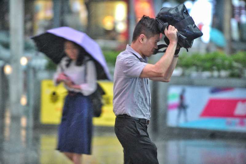 广东多地大雨倾盆