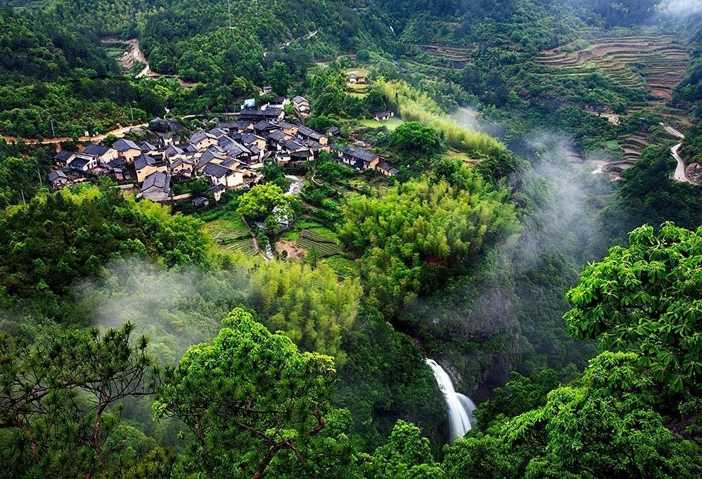 旅游 正文 村子被群山环绕着,一条清亮的小溪穿村而过,称为鹤水.