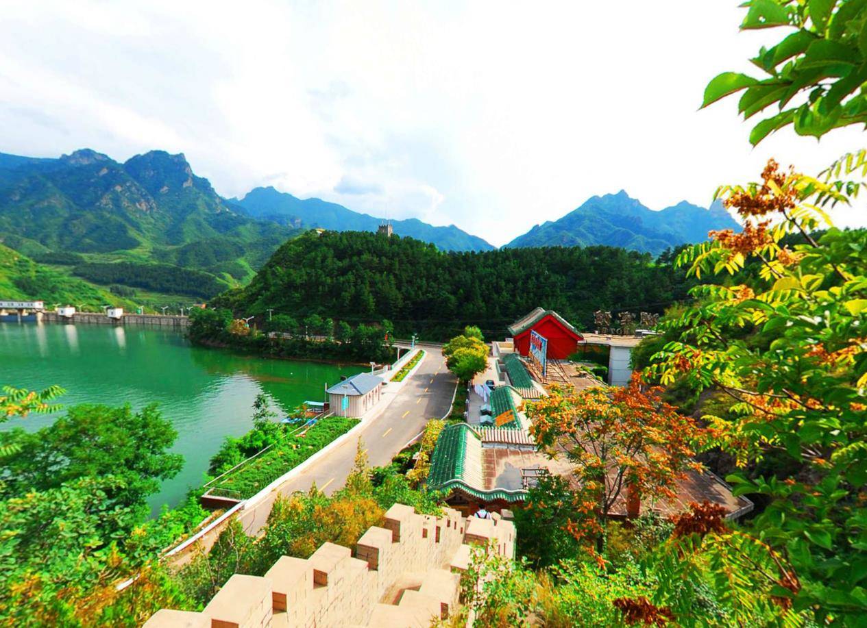 雾灵湖自然风景区位于密云县新城子乡遥桥峪,以狭长的山岳水库—遥