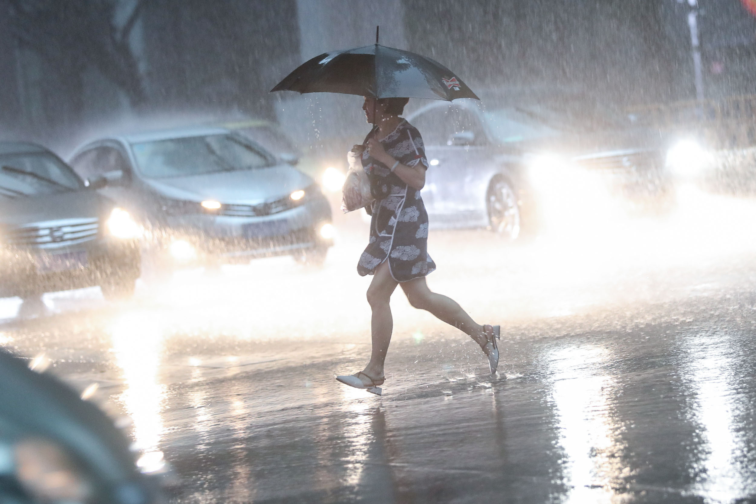 淋雨失落图片