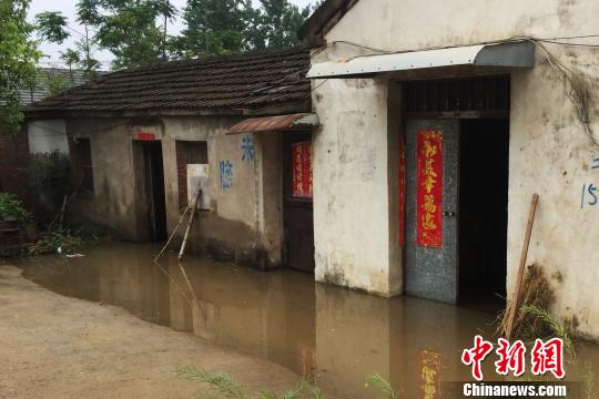 大雨致安徽霍邱多處民房被淹 民警趟水救出百歲被困老人_搜狐新聞_搜