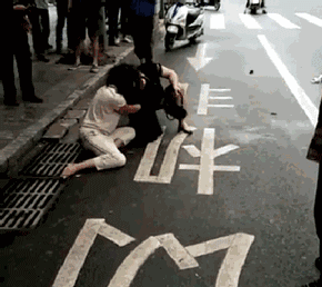 两女子马路上互殴图片