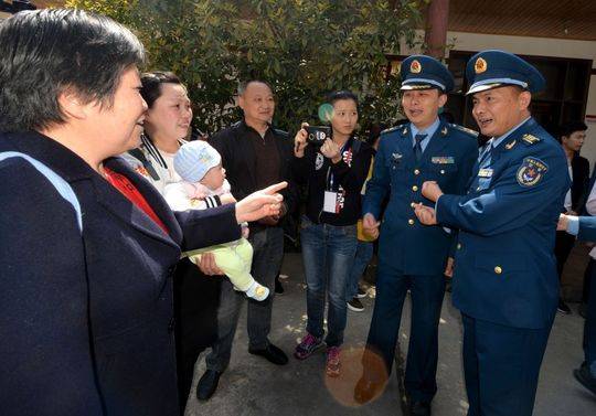 西部戰區空軍官兵代表重返銀廠溝,三個感人瞬間催淚