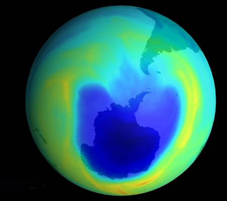 2000年南极上空出现的臭氧层破洞达到最大面积,约与印度国土面积相当