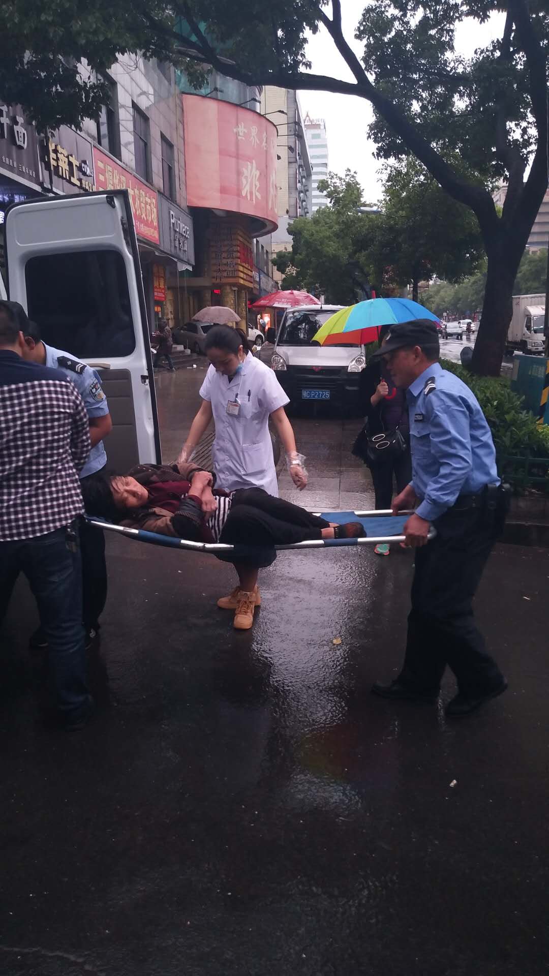 流浪女凌晨醉酒卧地昏迷 民警雨中撑伞救助