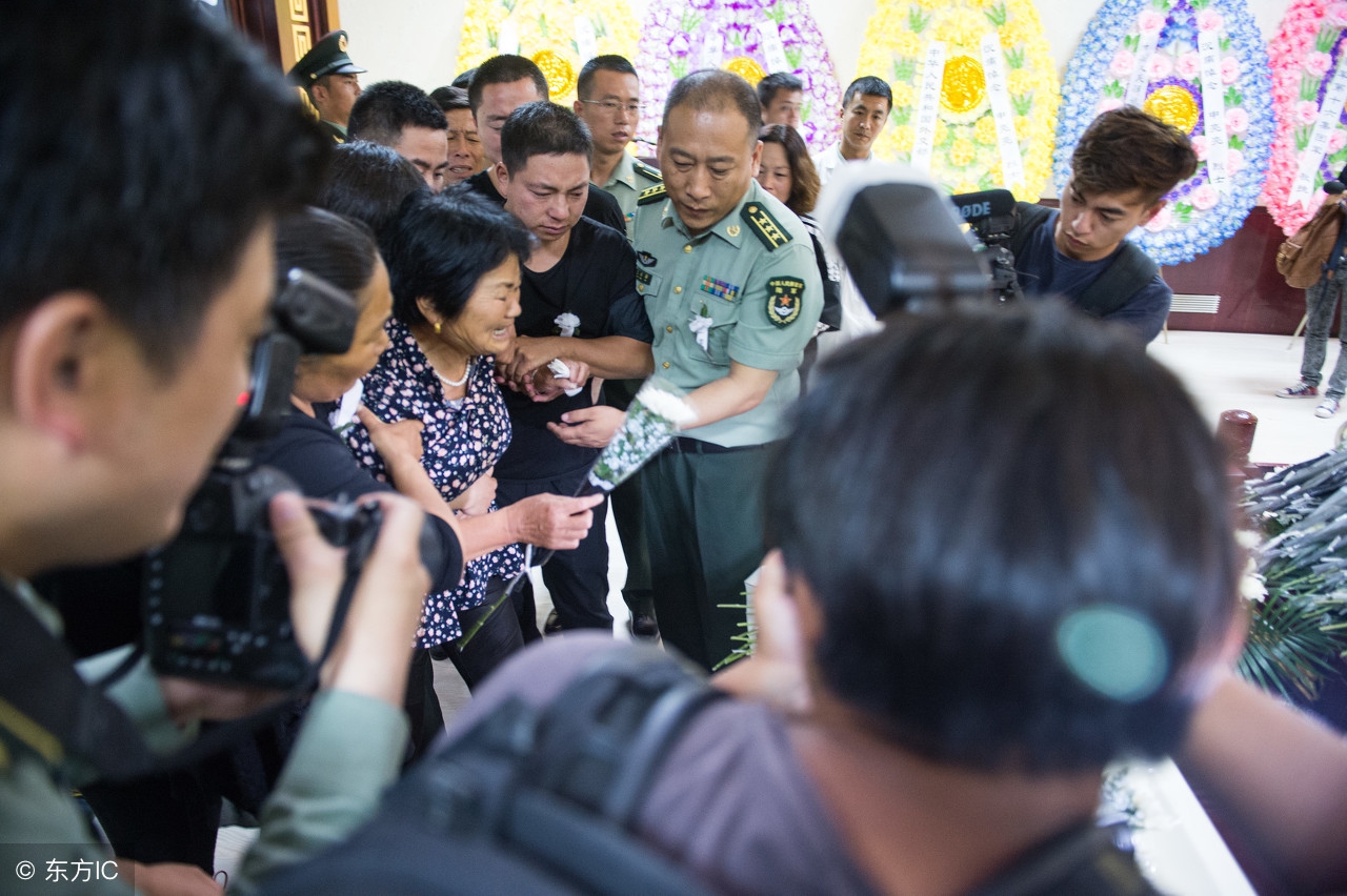 申亮亮烈士在馬裡執行維和任務犧牲,這是烈士母親在兒子遺體告別儀式