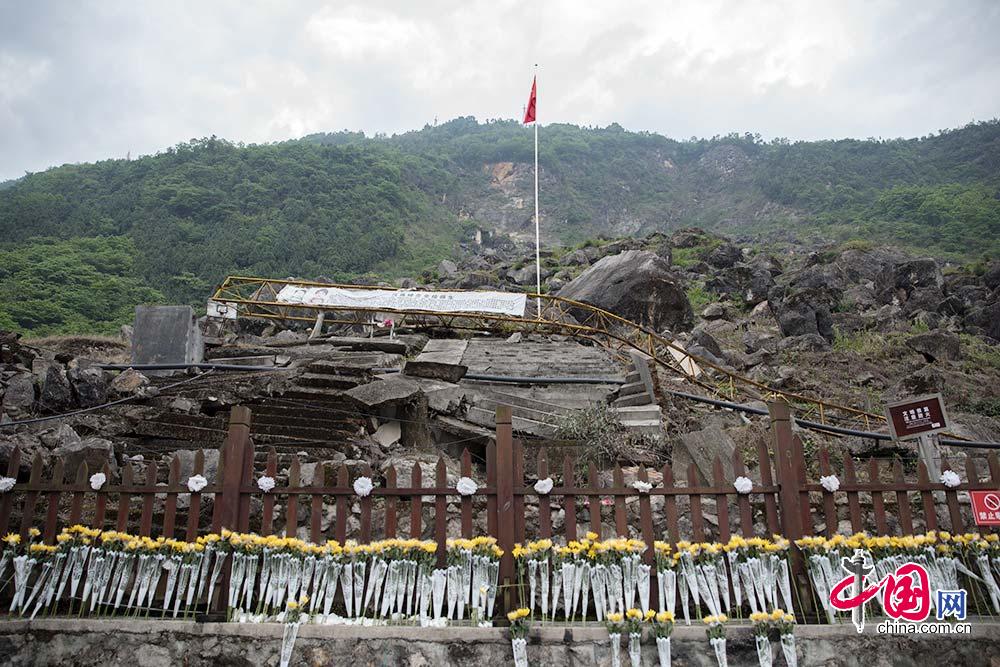 12汶川地震发生时,北川县茅坝中学被滑落的巨石掩埋,造成数百名学生