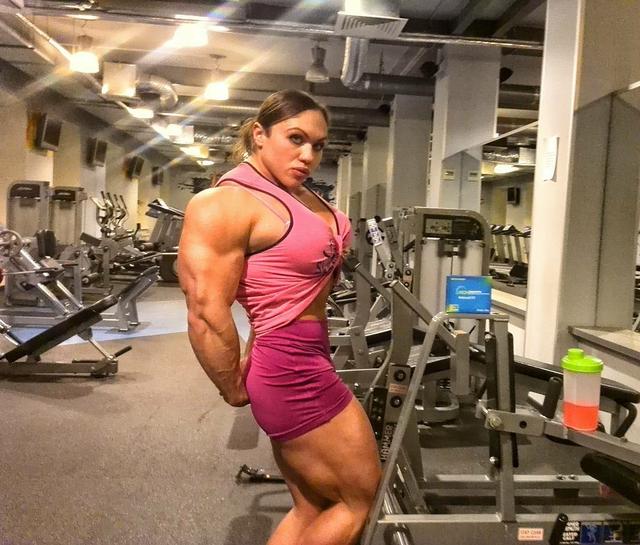 世界上最大的女肌肉图片
