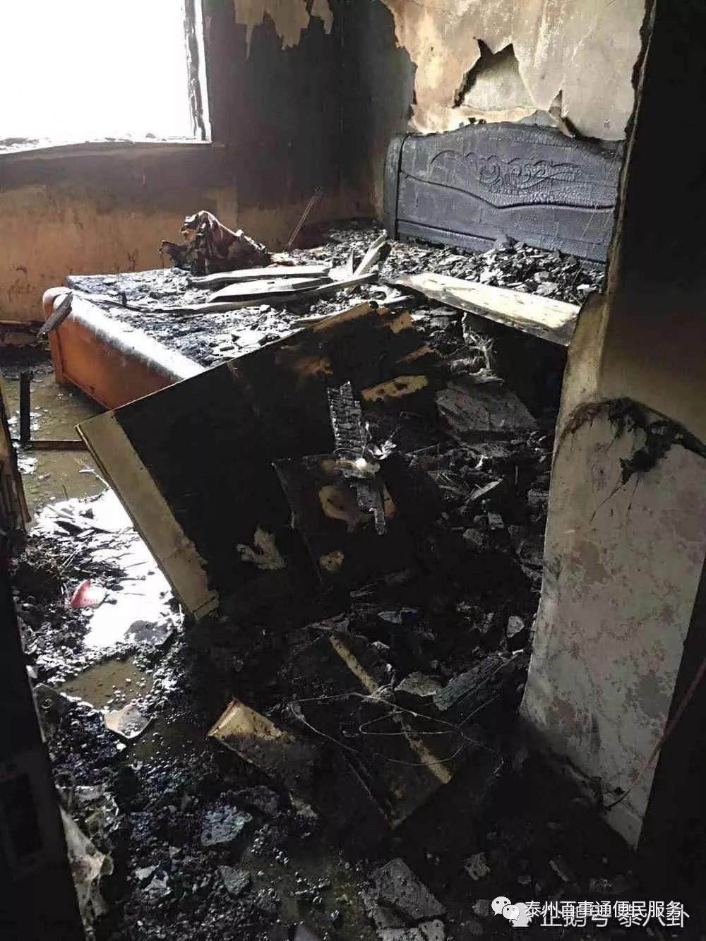 泰州某小区14楼突然起火,房间被烧成灰烬