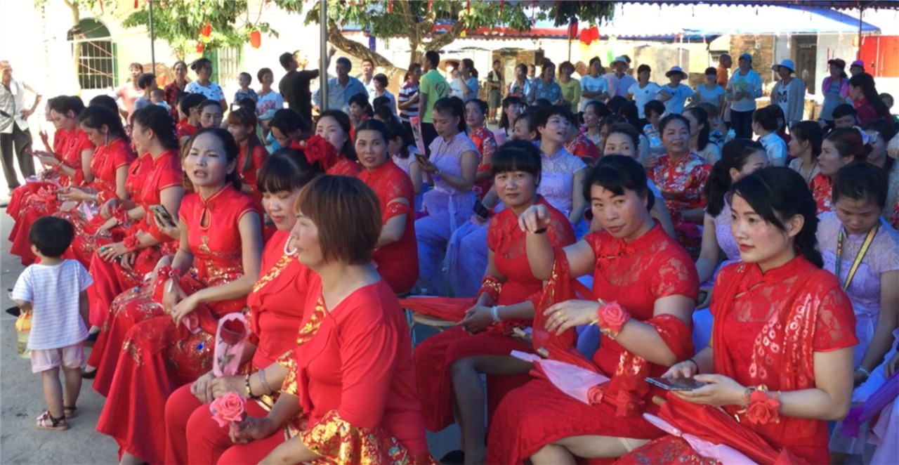 广东湛江外嫁女回娘家,场面盛大,进村仪式犹如时装表演