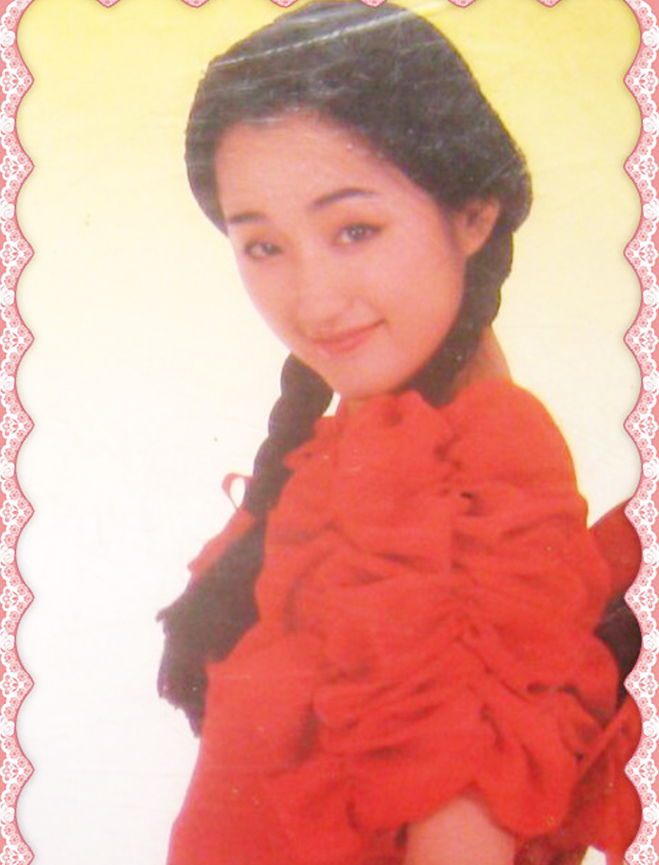 一组杨钰莹二十年前红裙麻花辫旧照,果然是人见人爱的清纯美少女