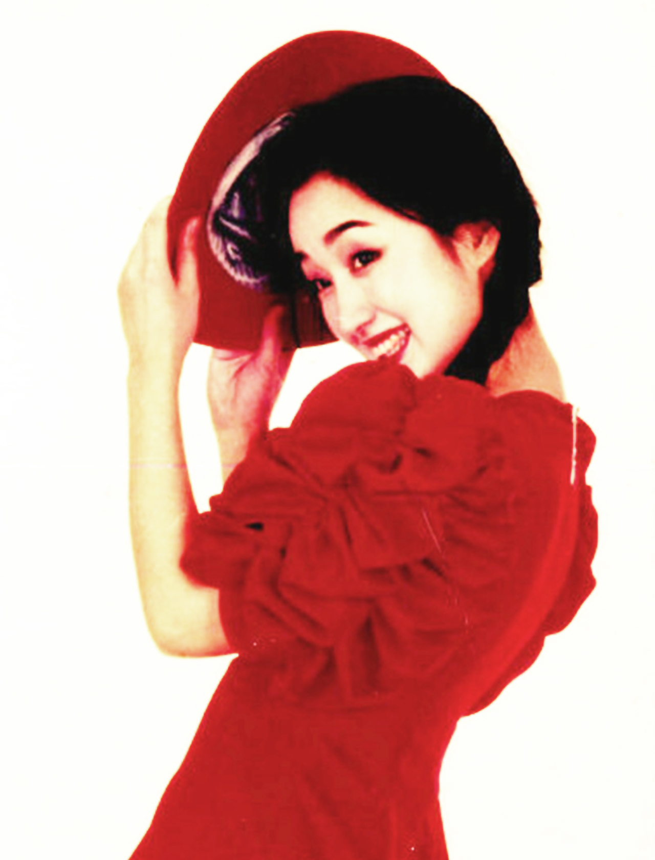 一组杨钰莹二十年前红裙麻花辫旧照,果然是人见人爱的清纯美少女