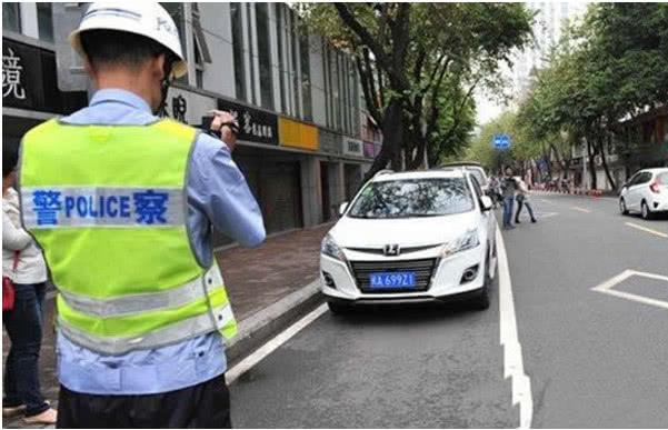 道路違章停車,交警剛要貼條,車主:自家門口停車也不行?