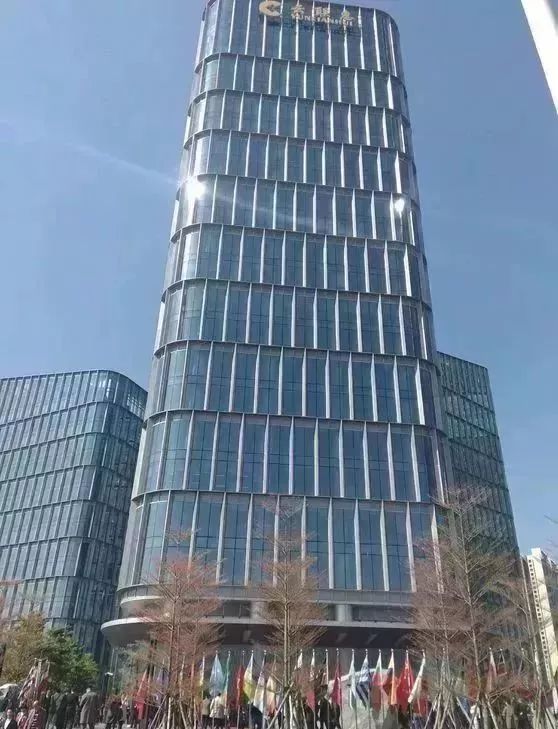 与早前云联惠官网的图片对比,该视频与云联惠总部大楼入口相符