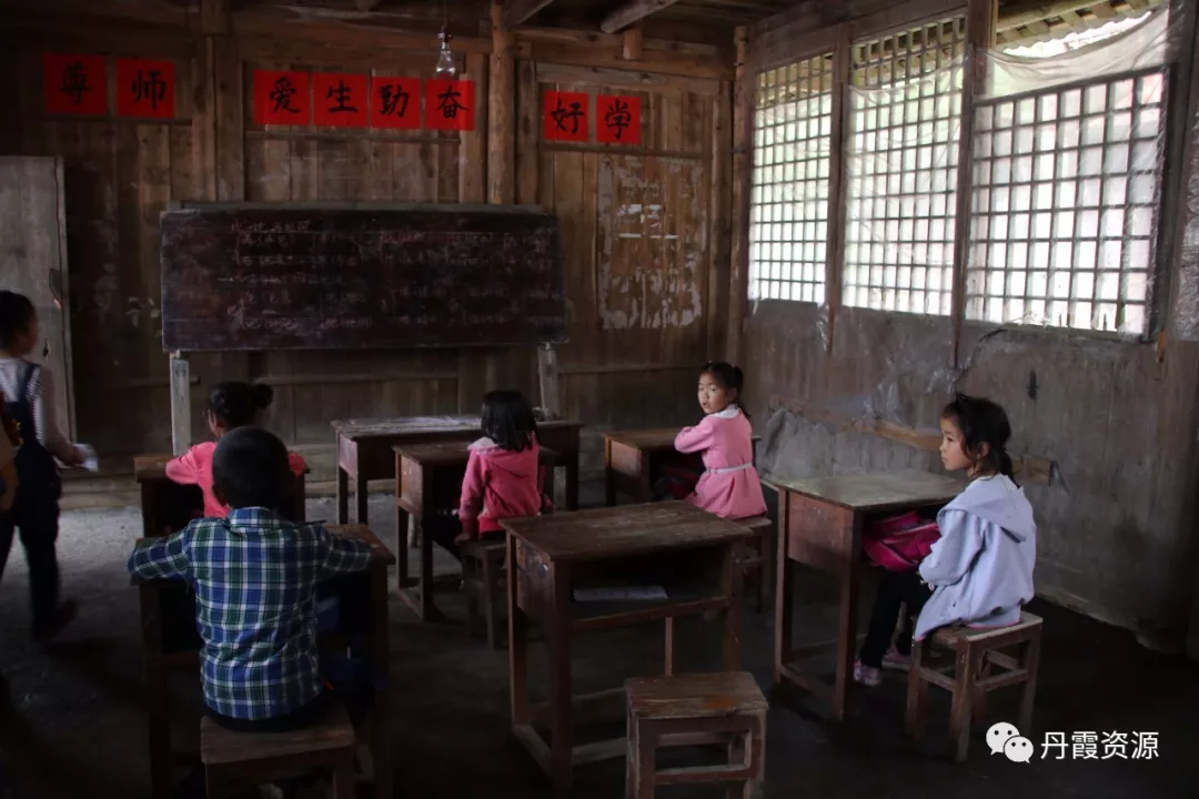 资源慈善爱心联盟 为贫困山区小学送温暖活动 举办圆满成功!