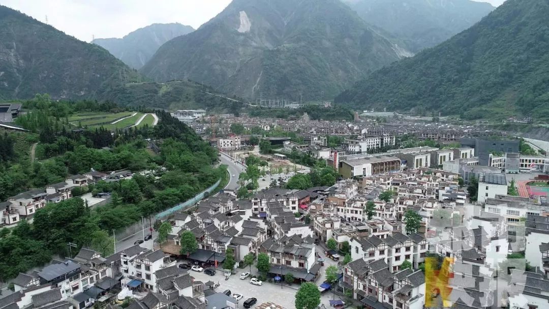 映秀鎮新貌 在汶川縣映秀鎮新區東莞大道上,多家餐館連排開著,沿路