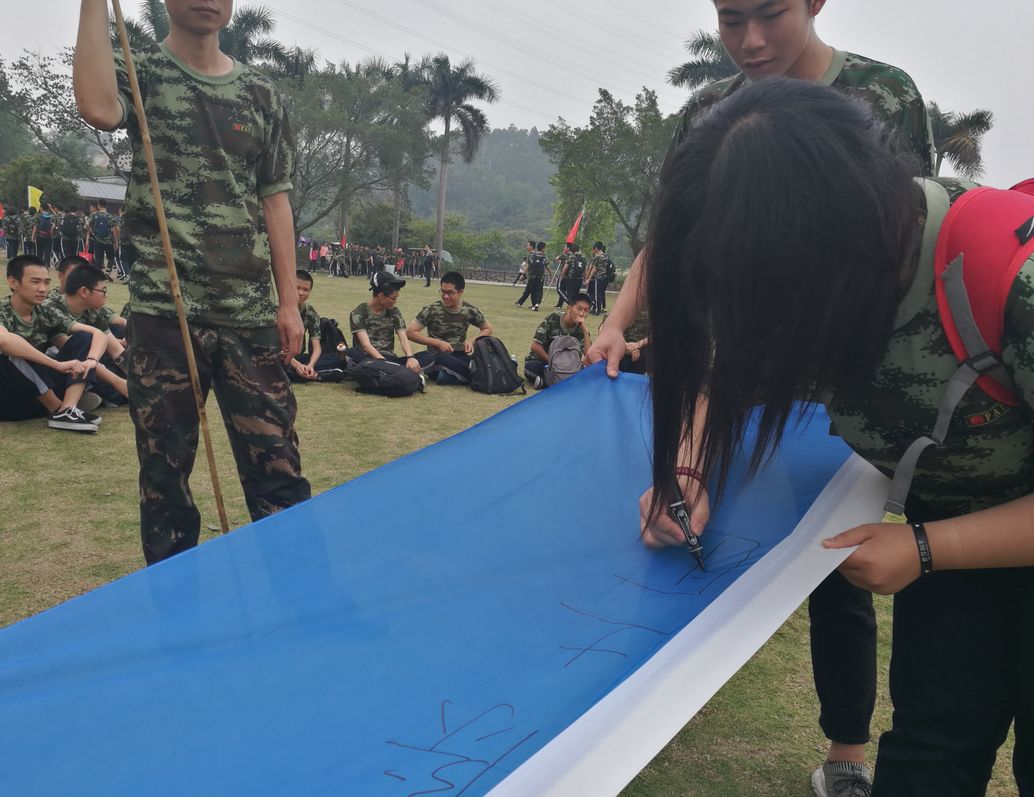 財經商貿系四月裡我們行走的課堂赴比奇軍事主題園研學行