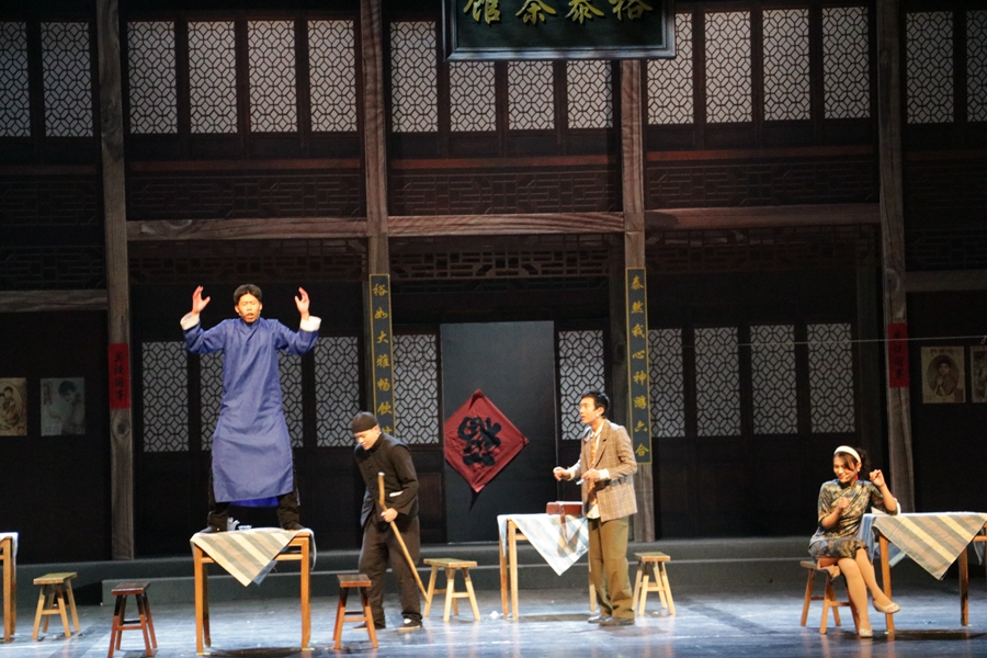 活動最後,演出話劇《茶館》的學生們走上話劇舞臺,演繹百味人生,於