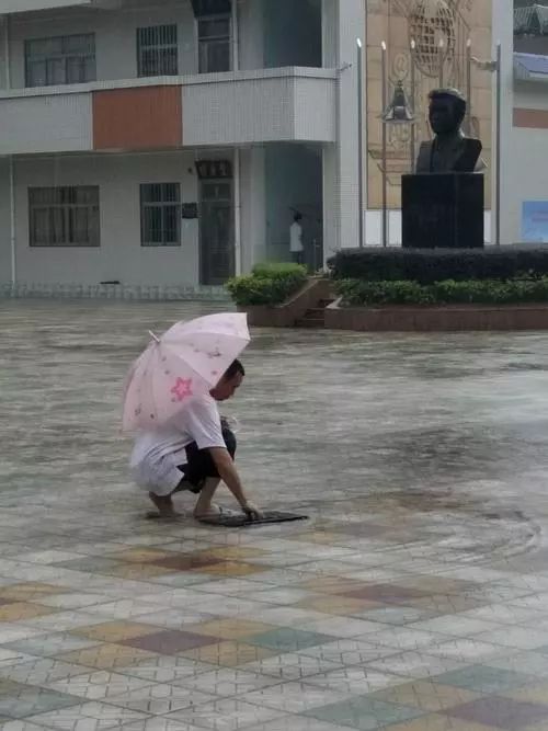 穿着湿鞋子去上学图片