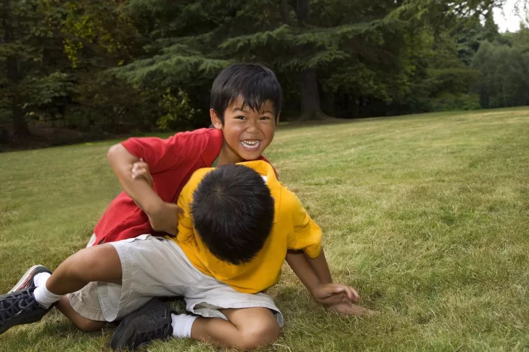 大人打小孩 小孩子图片