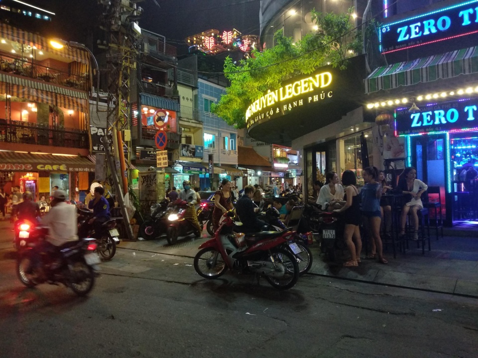 胡志明范五老街纸醉金迷的夜,越南美女可以看却无法破戒