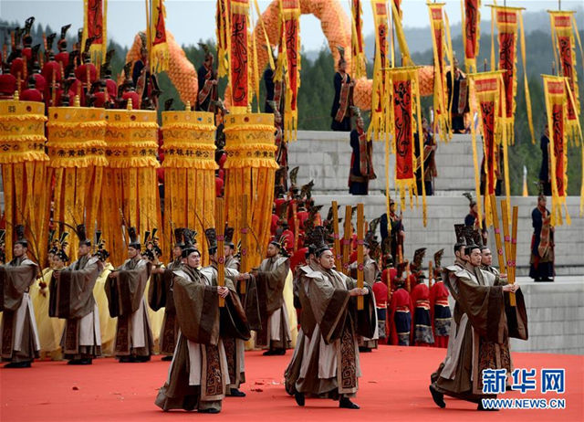 當日,戊戌年清明公祭軒轅黃帝典禮在陝西省黃陵縣橋山黃帝陵祭祀廣場