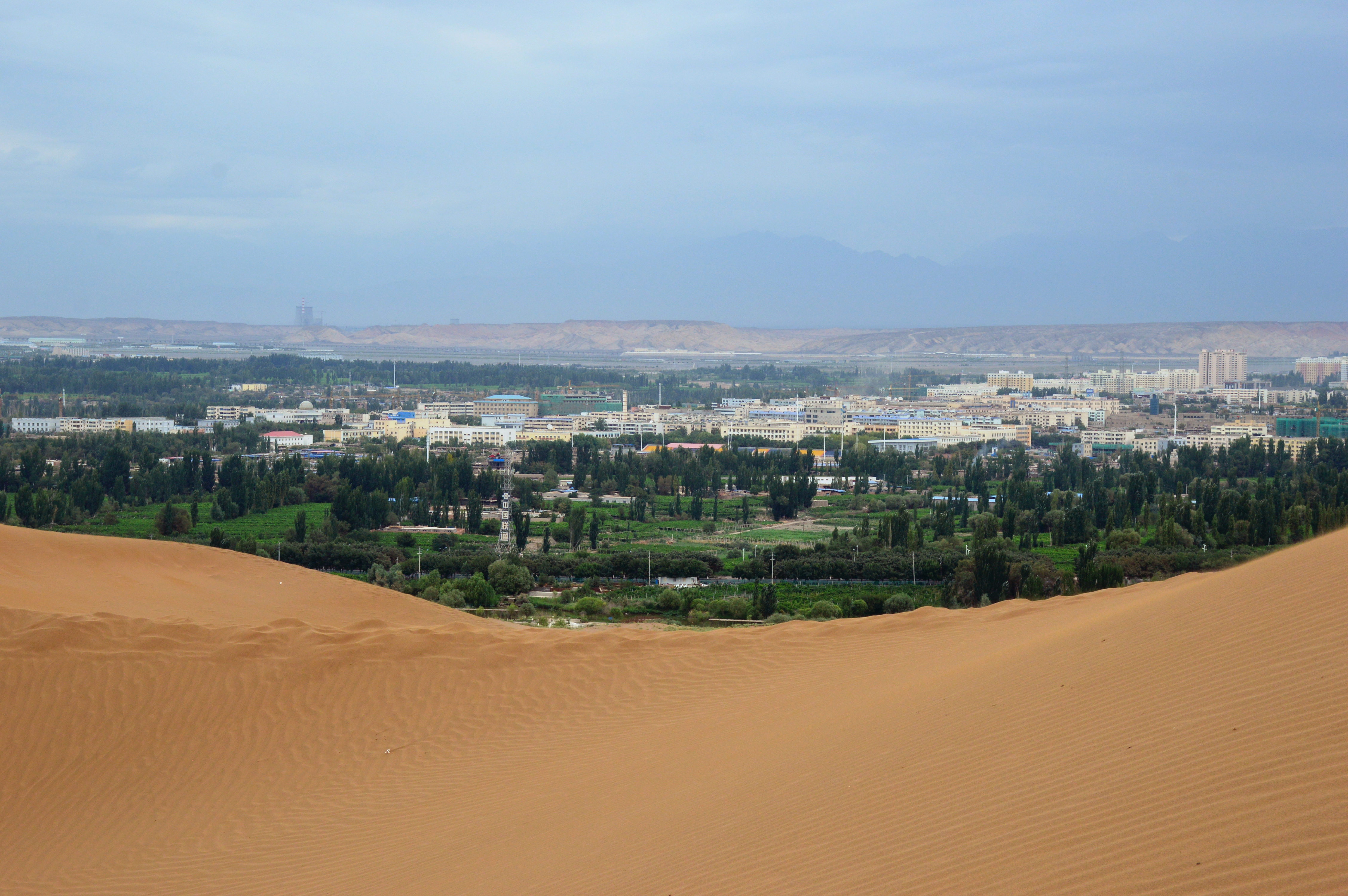 新疆库木塔格沙漠 中国唯一与城市相连的沙漠